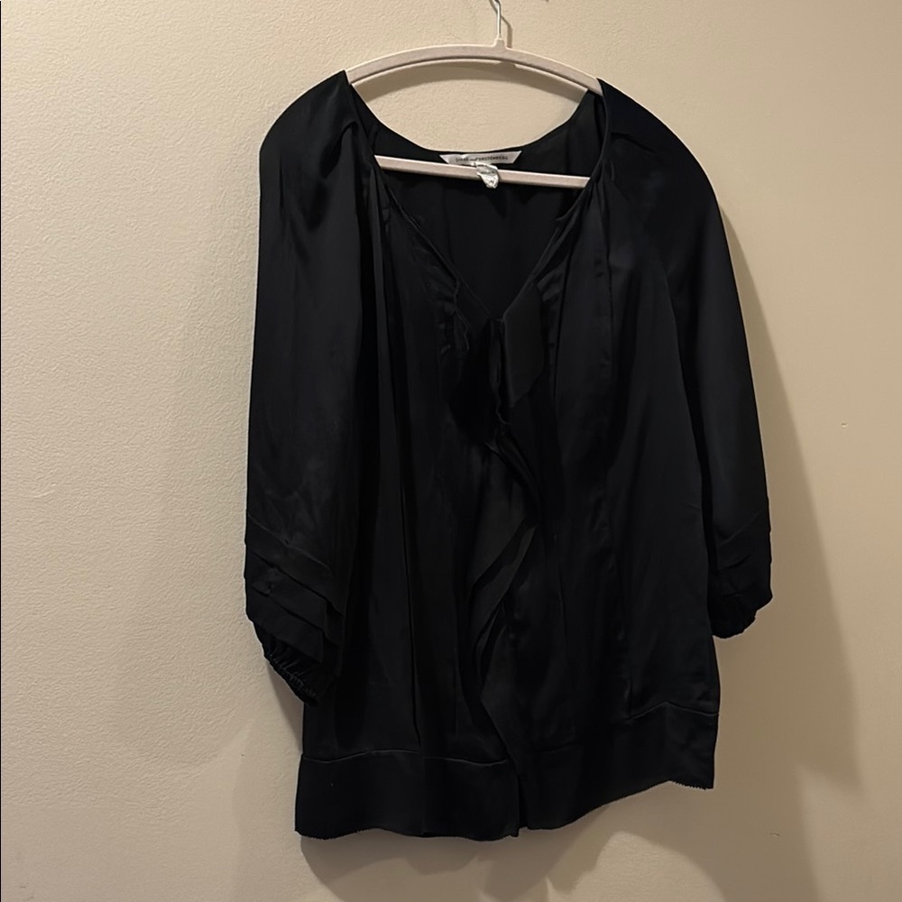 Diane Von Furstenberg - Elegant Black Blouse- size 6 - 100% silk - ruffle